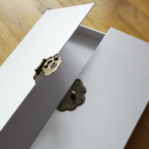 a4白色中式复古盒子 对开门带锁扣新年礼品盒表面防水原创包装盒