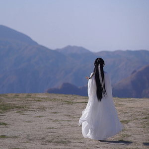 白色古风长裙飘逸