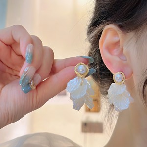精致法式复古珍珠白色花瓣流苏耳环高级感小众设计耳钉耳饰耳夹女