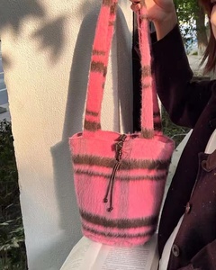 小众粉红羊毛格纹托特水桶包高颜值秋冬毛毛包通勤包大容量单肩包
