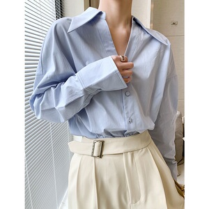 尖领衬衫女设计感小众大领上衣早春装2022新款高级感垂感蓝色衬衣