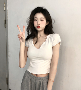 纯欲木耳边白色大v领上衣女波浪边短款t恤小心机显胸大低领口短袖