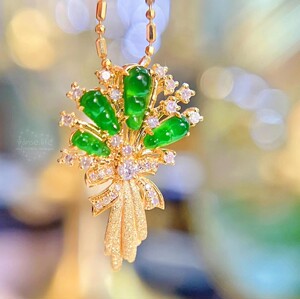 18k群镶翡翠吊坠