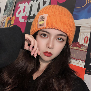 橙色针织帽子