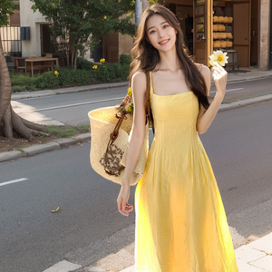 多巴胺茶歇法式黄色吊带连衣裙女夏季海边度假沙滩长裙子绝美小裙