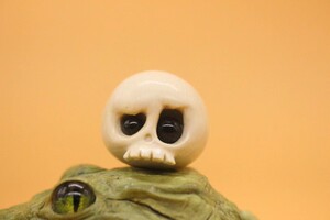 原创猛犸象牙雕刻三通阿呆骷髅镶嵌黑曜石纯手工恶灵文玩配饰配珠