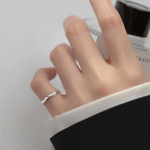 S925纯银锦鲤戒指小众设计可调节小指尾戒简约素圈指环时尚轻奢女