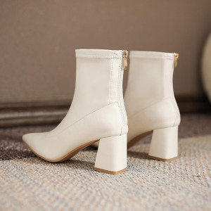 尖头粗跟短靴女2021年新款白色短筒中跟马丁靴法式瘦瘦靴女高跟鞋