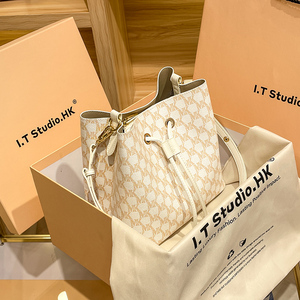 香港mk水桶包女2021新款潮包包秋冬真皮小众大容量抽绳单肩斜挎包