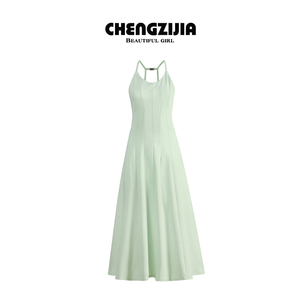 橙梓家法式褶皱肌理显白绿色吊带连衣裙度假风性感露背花苞长裙子