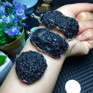 天铁黑陨石原石天然吊坠项链雷公墨天珠男女款真品天然玻璃