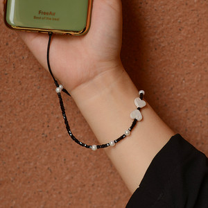 原创设计珍珠手机链ins串珠挂饰爱心黑色桃心挂链挂绳手腕短款女