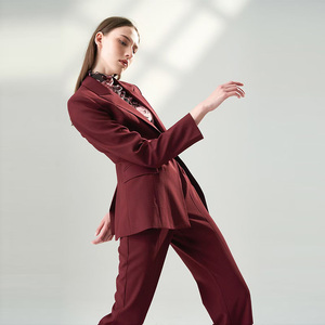 sandro gates欧美高级感红色西装女时装周走秀大牌设计修身西服