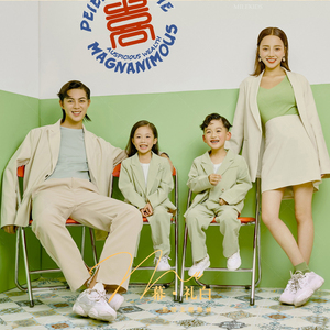 影楼新款亲子装一家四口主题拍照摄影西装糖果色全家福艺术照