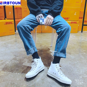 配牛仔裤的运动鞋子