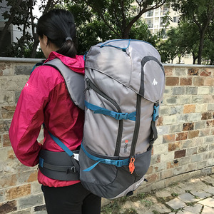 迪卡侬运动包邮50升成人男女通用透气大容量登山包双肩包