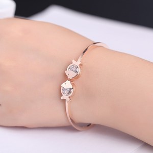 可爱韩版亲吻小鱼手镯手环女玫瑰金装饰品创意生日礼品钛钢镀彩金