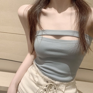 配吊带的上衣缕空