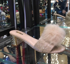 [转卖]迪拜阿牛哥代购 1797 毛球拖鞋全新39,迪拜代购