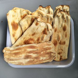 连云港赣榆特产朝牌饼传统面食锅贴纯碱和面潮牌炭火炉烤制烧饼