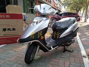 实体店同步 全新正品国四电喷踏板摩托车hj125t-23带保险杠和尾箱