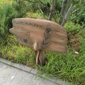 定制grc水泥仿木桩指示牌户外景区仿木纹花草牌 公园仿树桩导向牌