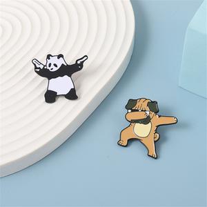 可爱熊猫胸针 航母style 双枪熊熊可爱书包别针金属勋章胸章领针