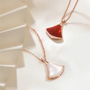 周大福小裙子扇形18k金项链女玫瑰彩金锁骨链白贝母玛瑙钻石吊坠