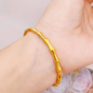 2022年周大福焕美时尚推拉竹节沙金手镯女细光圈镯子镀黄金色手环