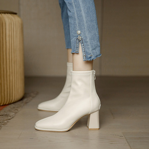 白色短靴女加绒今年流行的靴子洋气方头粗跟皮靴显瘦法式高跟靴女