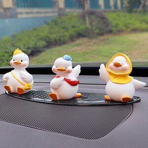 汽车摆件卡通网红车载小黄鸭公仔创意个性车内中控台饰品玩偶女生