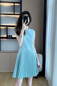 2022年新款小礼服设计感小众法式高级感蓝色温柔系百褶连衣裙女夏