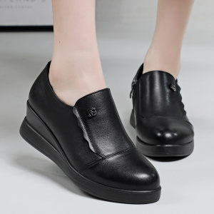 中年女鞋中跟大码软底秋季圆头妈妈单鞋坡跟休闲中老年女皮鞋真皮