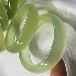绿色岫岩玉镯
