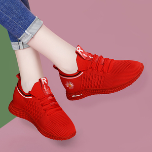 美丽往事风淘宝红色运动鞋女春秋款2022新款轻便休闲旅游鞋妈妈软底