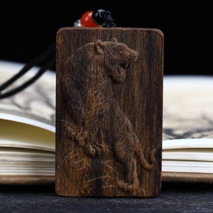 菩萨棋沉香老虎吊坠上山虎项链红木定制车挂男女款毛衣链虎牌项坠