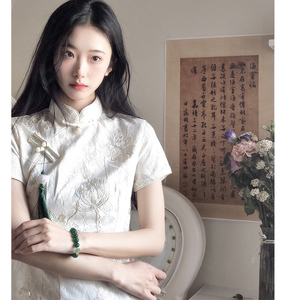 白色旗袍年轻款2024少女改良连衣裙披肩外搭日常中式国风复古民国