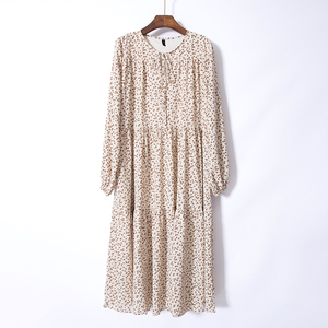 温柔风米白色碎花连衣裙女长袖秋冬季圆领宽松显瘦长款配大衣打底