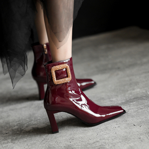 方头漆皮短靴女