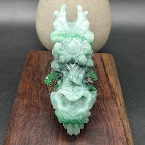 新琢成翡翠龙骨吊坠天然玉石乌鸡带绿双面立体手工精雕特色挂件