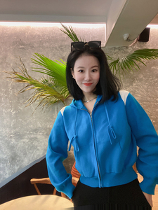 kim可乐金 蓝白撞色拼接chao显肤白双开拉链连帽针织卫衣外套