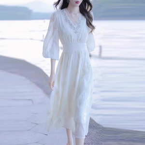 法式绝美白色v领连衣裙女秋季高端精致小众森系温柔仙女超仙长裙
