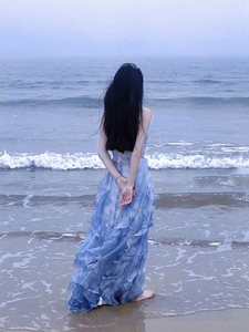 法式蓝色抹胸连衣裙仙女夏高级设计性感小众超仙公主海边度假长裙