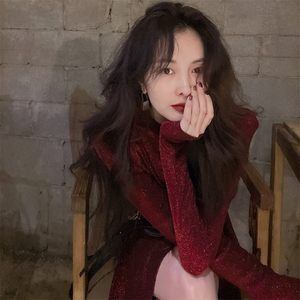 圣诞c位小红裙2022年冬季新款收腰显瘦圆领亮丝褶皱连衣裙