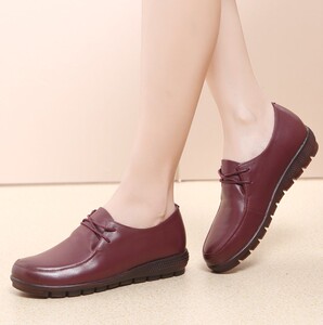 新款春秋妈妈软底平底 中年单鞋大码女鞋41-42休闲皮鞋女春鞋