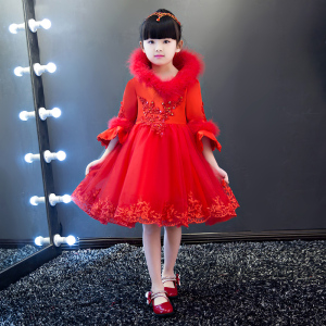 下身白色蓬蓬裙 桃红色丝袜 白色高跟鞋 ,配什么上衣好看呢