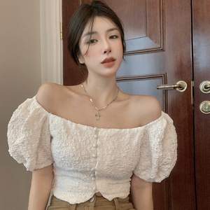 白色上衣女露肩