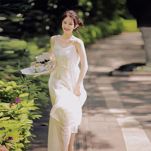 夏天优雅内搭白色吊带裙2024新款v领宽松茶歇法式仙女森系连衣裙