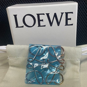 到付*豆6英国小铺*loewe罗意威anagram logo胸饰银色金属 胸针