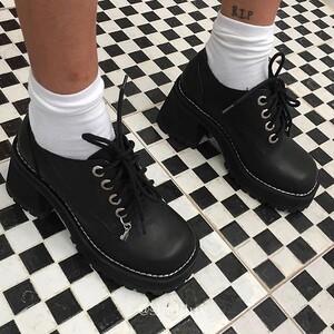 unif 小爱心吊坠四孔系带粗跟皮鞋 美国正品代购